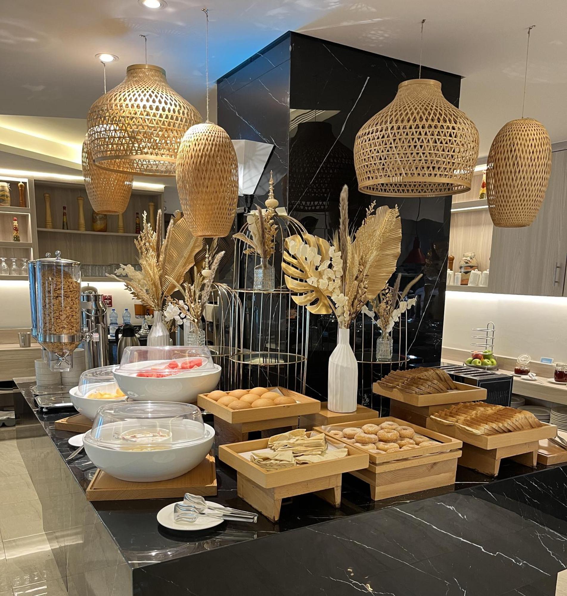 C - Hotel And Suites Ad Dawhah Esterno foto